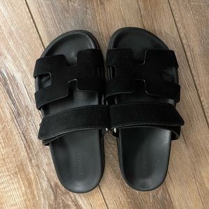HERMES CHYPRE SANDAL IN SUEDE BLACK